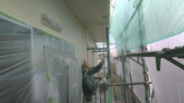 世田谷のマンションで雨養生です