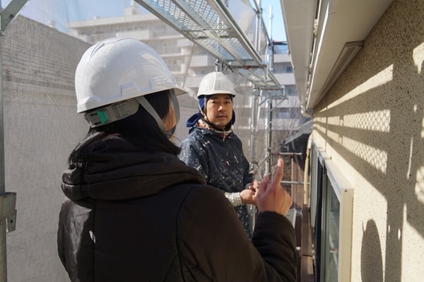 お客様が工事中のご自宅を足場から確認しました