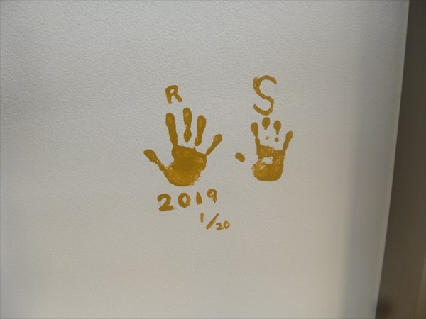 またまたまた、お子様の手形を外壁に押印