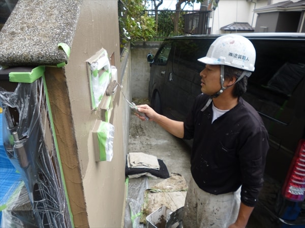 壁の調色と養生の技を見せる一級塗装技能士の竹山です。