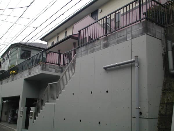 旭区での施工事例、下屋トタン瓦棒を脚立で塗り替え