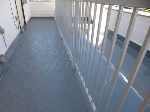 錆びた階段と傷んだ廊下を塩ビシートで美しく