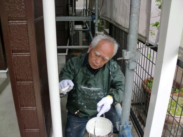 うすい色の外壁から濃いチョコレート色の塗装は透けやすい