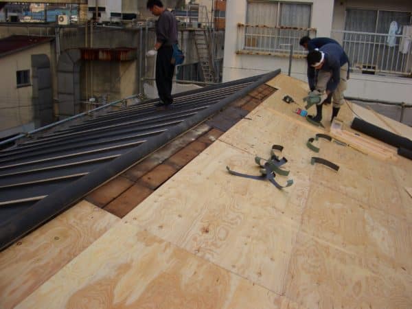 雨漏りストップ!トタン屋根をガルバリウムに葺き替え、腐食した壁も張り替え後に塗装